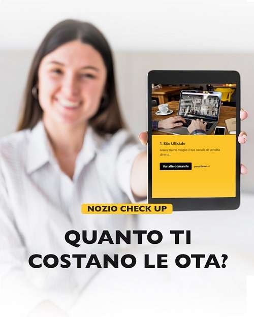 "Albergatrice che mostra il tablet con il Nozio Check Up per valutare il livello di disintermediazione e ridurre la dipendenza dalle OTA.