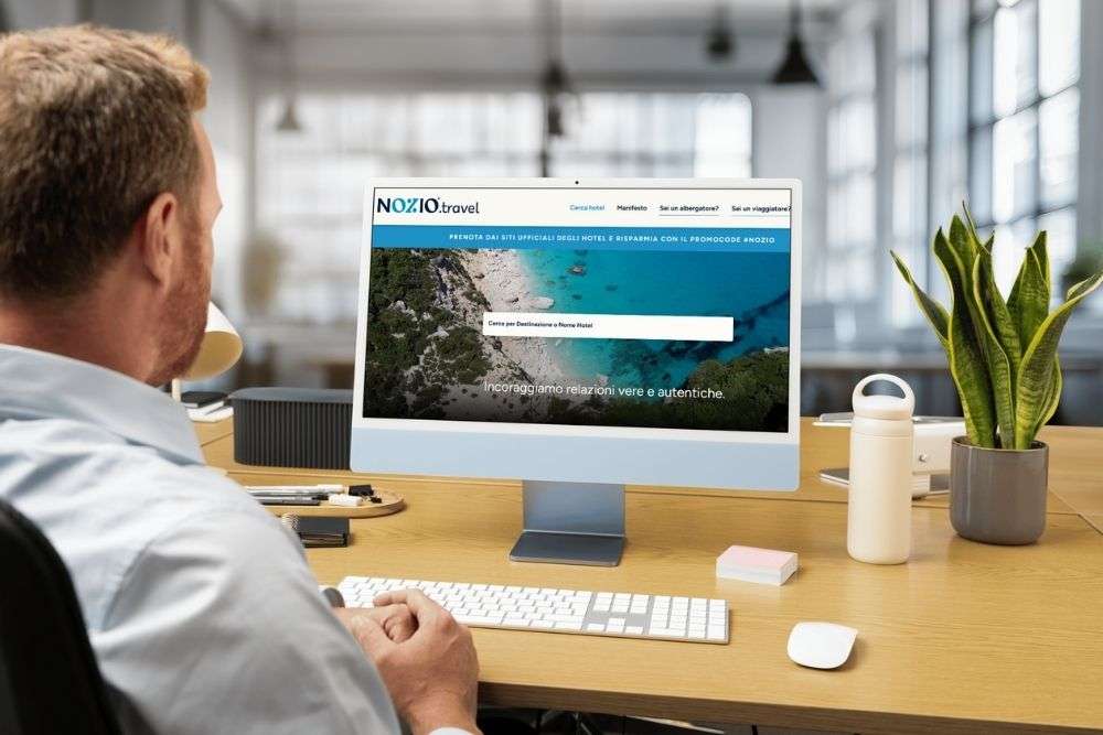 albergatore guarda la homepage di nozio.trave il portale della vedita diretta per hotel che vogliono aumentare le prenotazioni e pagare meno commissioni