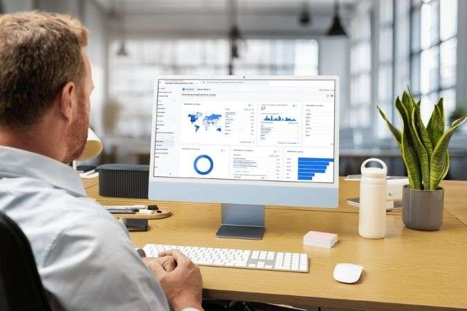 segmentazione-clienti-hotel-google-analytics Uomo al computer che analizza i dati di Google Analytics per segmentare i clienti di un hotel