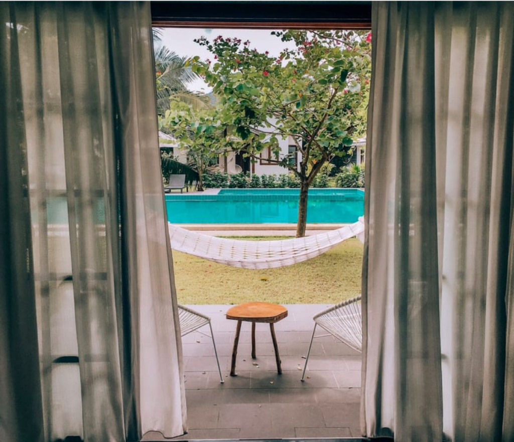 Camera di hotel con vista sulla piscina come immagine per parlare della disparità di prezzo fra hotel e OTA